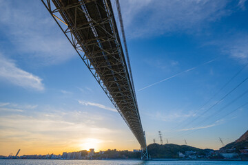 Fototapeta premium 和布刈神社から見る関門海峡と関門橋の美しい夕暮れ