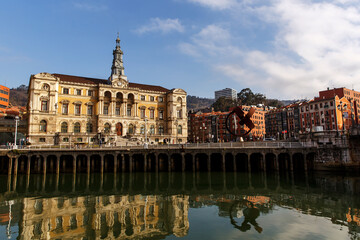 Fototapeta na wymiar Bilbao city hall, The view from Nervion river.