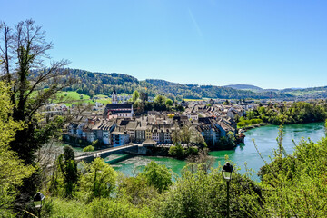 Fototapeta premium Laufenburg, Schlossberg, Kirche, St. Johann, Altstadt, Altstadthäuser, Ruine, Laufenbrücke, Rhein, Rheinufer, Uferweg, Frühling, Schweiz, Deutschland