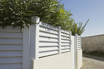 Brise-vue blanc d'un jardin