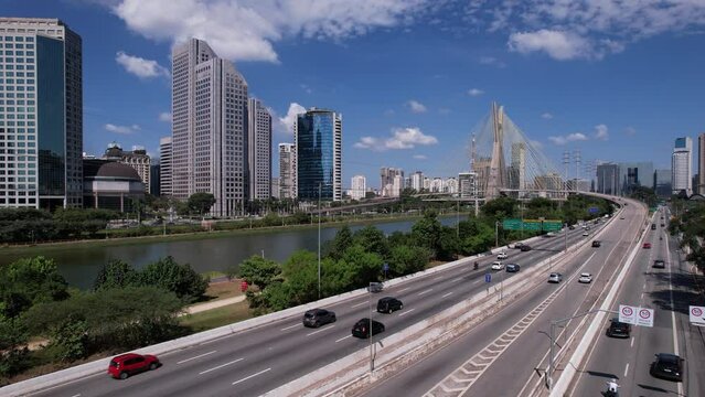Bela vista a&eacute;rea do rio Tiet&ecirc; e da ponte que d&aacute; acesso ao bairro do Morumbi, S&atilde;o Paulo.