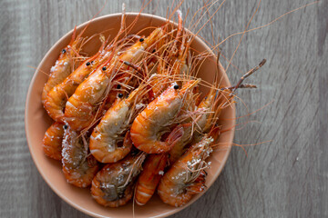 Grilled shrimp in a foam box With seafood sauce