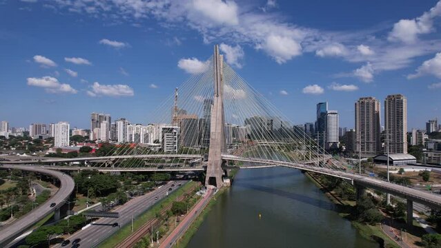 Bela vista aérea do rio Tietê e da ponte que dá acesso ao bairro do Morumbi, São Paulo.