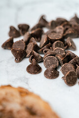 Close up a chispas de chocolate para preparar panadería 