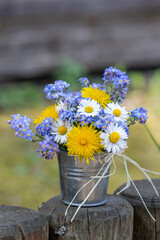Blumenstrauß mit Löwenzahn, Gänseblümchen und Vergissmeinnicht im Zinkeimer © Natalia Greeske