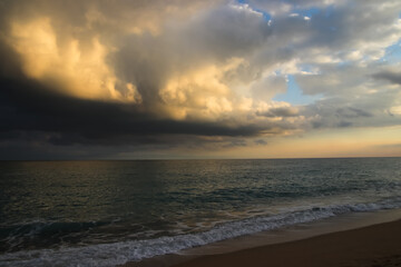 Nubes tormentosas al atardecer sobre el mar