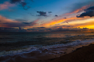 Fototapeta na wymiar Espectacular atardecer en el mar nubes de color