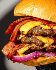 Hamburguesa triple con queso cheddar