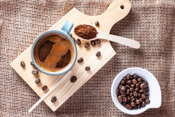 Taza de espresso con café molido y café en polvo