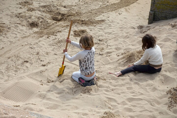 Enfants qui jouent au sable sur la plage