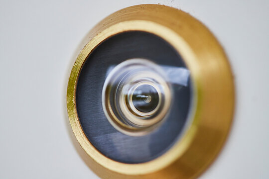 Fotograf&iacute;a macro de una mirilla de una puerta blanca