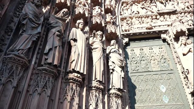 Heiligenfiguren am Haupteingang des Doms zu Straßburg, Elsass