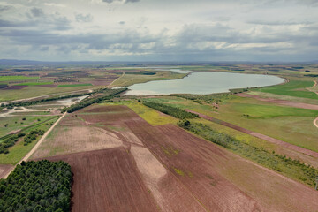 Fototapeta na wymiar laguna manchega desde dron