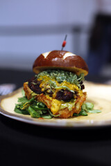 hamburguesa gourmet de carne y salsa de queso con vegetales