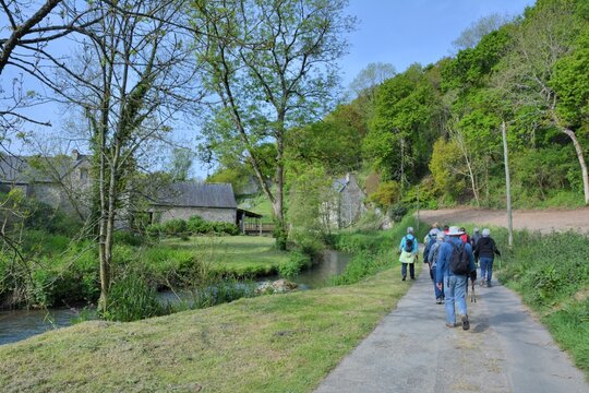Groupe de randonneurs le long de la rivi&egrave;re Le Guindy dans le Tr&eacute;gor en Bretagne