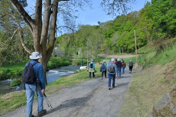 Groupe de randonneurs le long de la rivière Le Guindy dans le Trégor en Bretagne