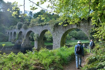 Randonneurs près de l'Aqueduc du Guindy en Bretagne