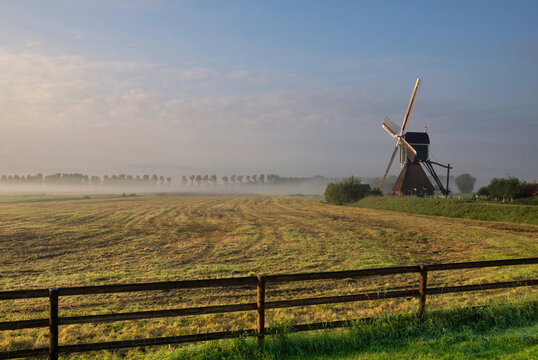 Gate in front of a windmill near Bleskensgraaf