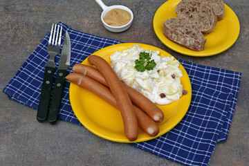 Wiener Würstchen mit Kartoffelsalat.