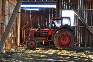 Red tractor in barn © ankihoglund