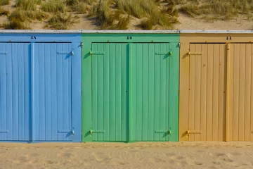 Gordijnen Little beach cabins at a North Sea © Vincent Andriessen