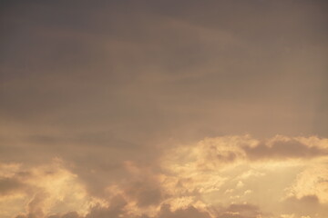 Himmel mit Wolken und Licht der Sonne am Abend, stimmungsvolle Atmosphäre im Zeitalter des Klimawandels