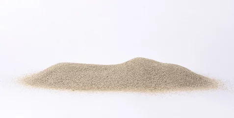 Afwasbaar Fotobehang Lieve mosters zonnige stapel zand op witte achtergrond