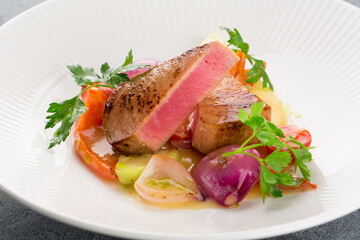 Warm salad with grilled tuna fillet and vegetables
