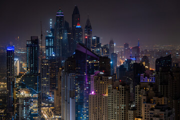 Fototapeta na wymiar Dubai, Luftaufnahme, Stadt, Skyline, Nachtlichter, Langzeitbelichtung, Hauptstraße, Zentrum