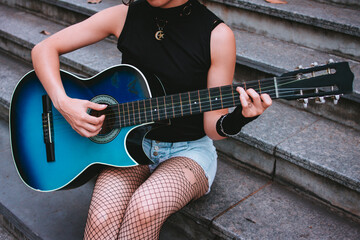 artista al aire libre tocando la guitarra