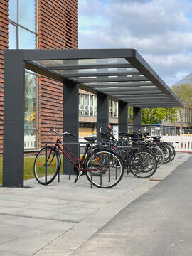 moderne &uuml;berdachte Fahrradst&auml;nder
