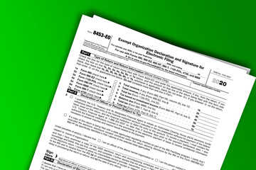 Obraz premium Form 8453-EO documentation published IRS USA 43962. American tax document on colored