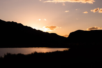 atardecer en montañas peruanas