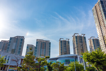 Fototapeta premium 아산 지중해마을 주변의 고층 아파트-High-rise apartments around Asan Mediterranean Village