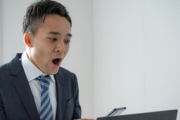 スマホを触るビジネスマン