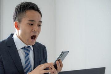 スマホを触るビジネスマン