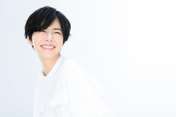 振り返って笑顔で微笑む美しい女性