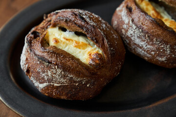 クリームチーズとドライフルーツのライ麦全粒粉パン