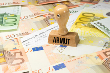 Euro Geldscheine, Lohnabrechnung und Stempel Armut