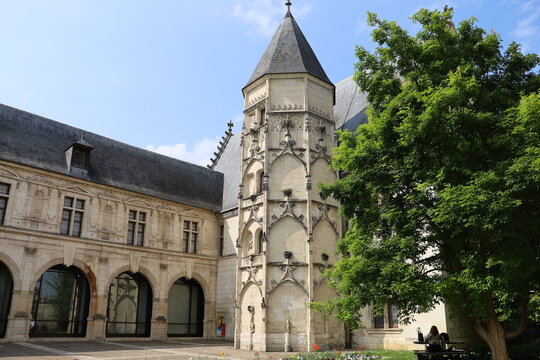 Le mus&eacute;e Esteve, dans l'hotel des echevins, vue de l'ext&eacute;rieur, ville de Bourges, d&eacute;partement du Cher, France