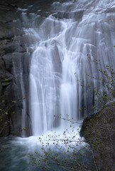 白扇の滝と新緑（北海道恵庭市）(Hakusen Waterfall and Fresh Green (Eniwa City, Hokkaido))