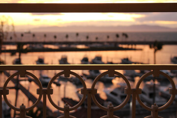 柵越しのサンセットマリーナ