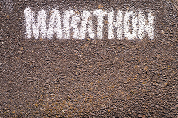 biały napis maraton na ulicy