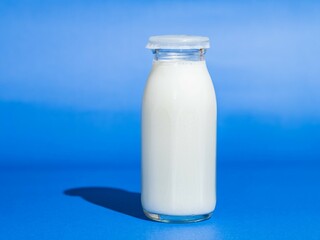【飲み物】牛乳瓶の中の牛乳　青背景
