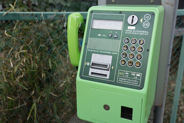 緑色の公衆電話