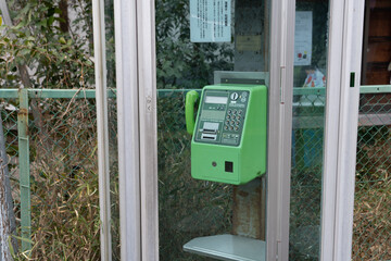 緑色の公衆電話