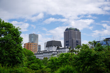 Fototapeta premium 新緑と街の風景