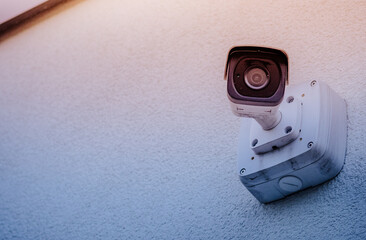 Kamera monitoring zewnętrzny na budynku. Ochrona posesji - obrazy, fototapety, plakaty