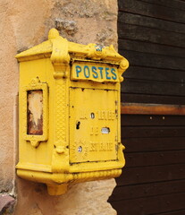 Boite à lettre jaune de la poste ancienne.