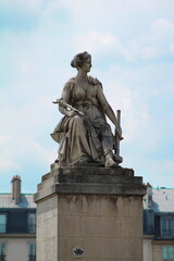 Obraz premium Statue parisienne proche du Louvre